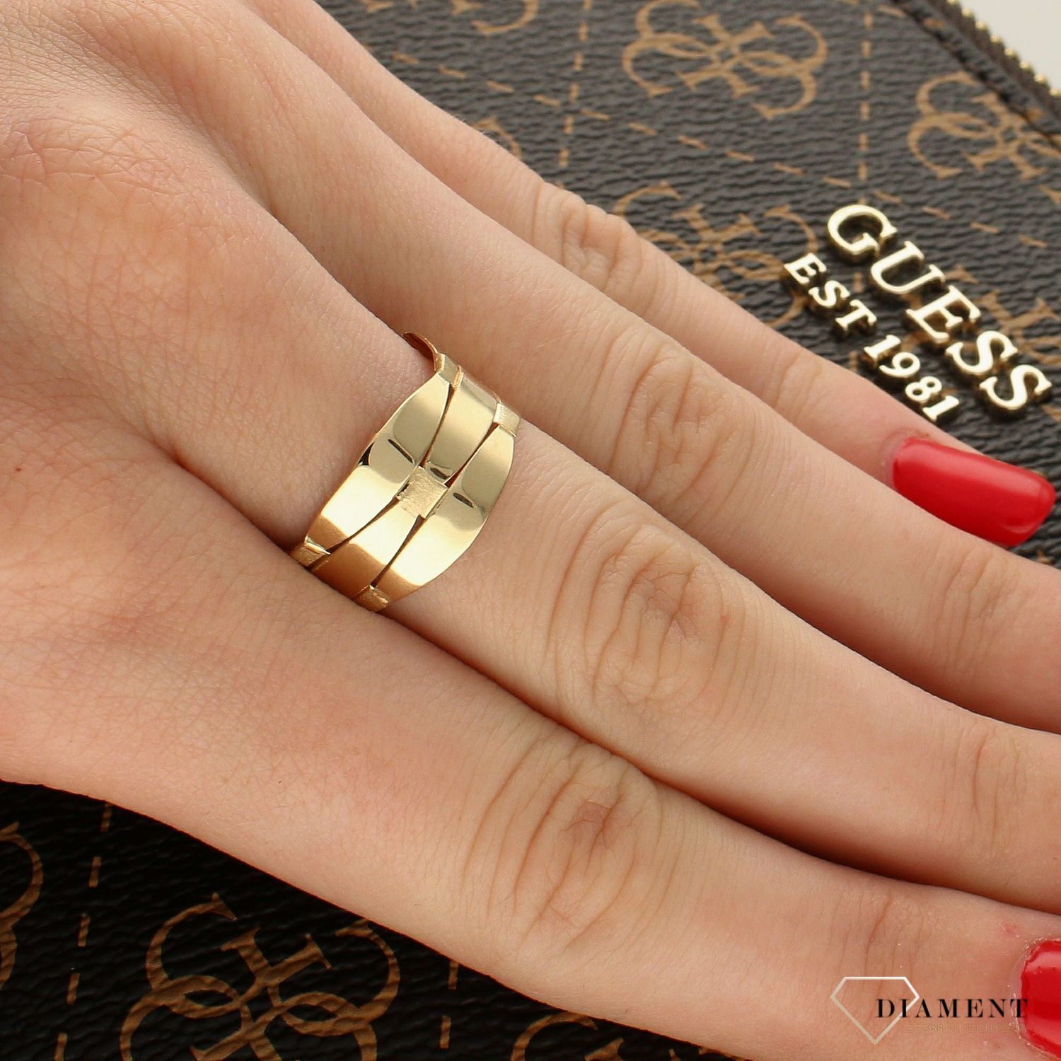 Złoty pierścionek 585 'Przeplatane kwadraciki matowe'. Złoty pierścionek. Złoty pierścionek szeroki. Złoty pierścionek z ozdobnymi kwadracikami. Złoty pierścionek obrączka. Złoty pierścionek dla ka�.jpg